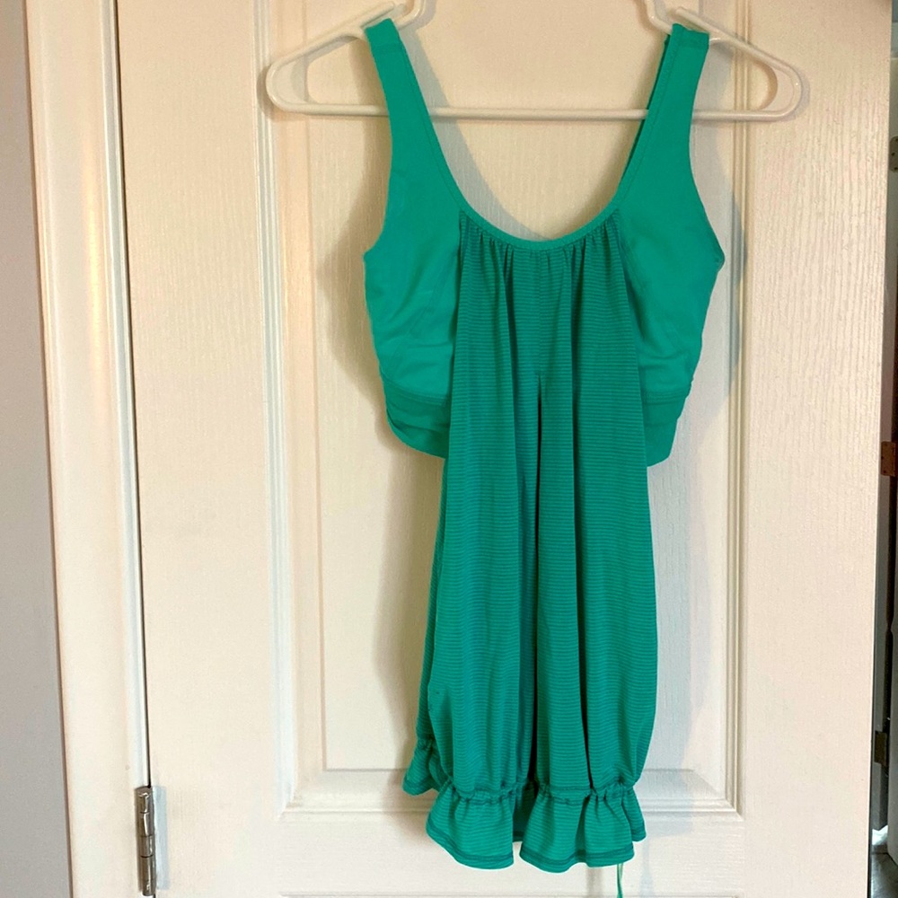 Lululemon ladies built in bra top with flowy bottom